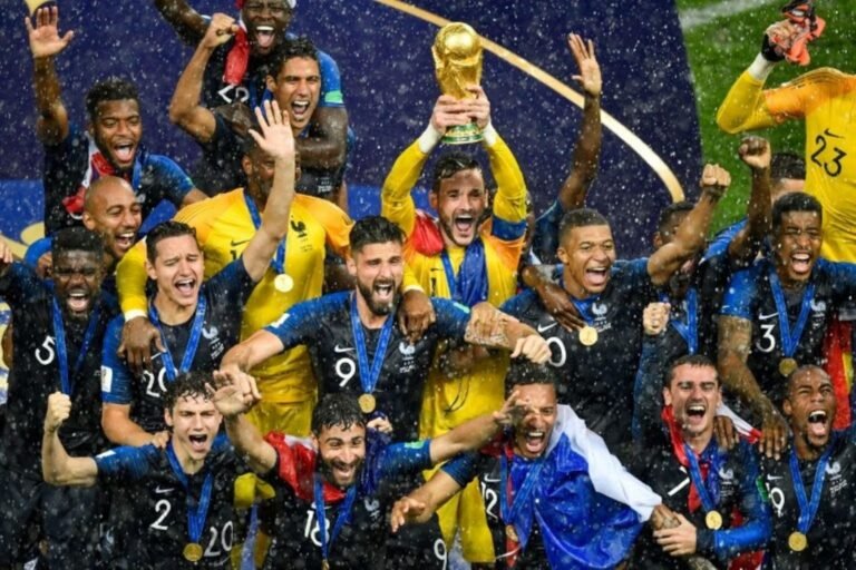 Lloris alza al cielo de Moscú la copa de Campeón del Mundo bajo el diluvio
