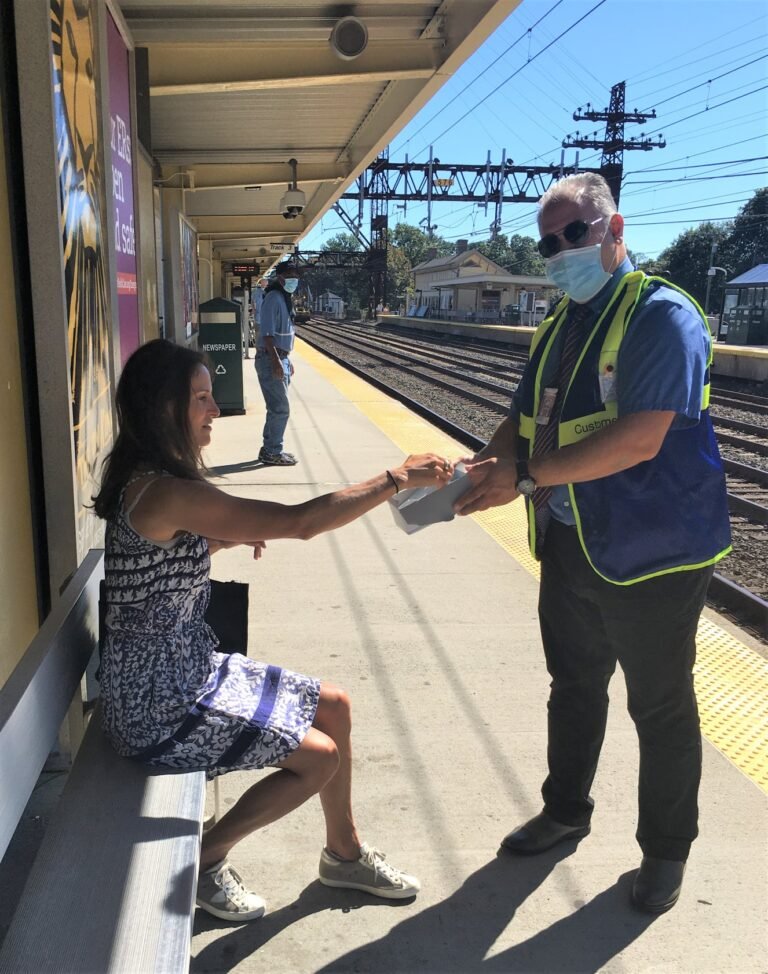Máscaras son obligatorias en todos los trenes, advierte Metro-North