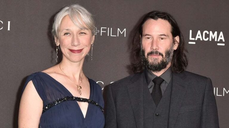 Novia de Keanu Reeves explica el por qué se niega a teñir su cabello