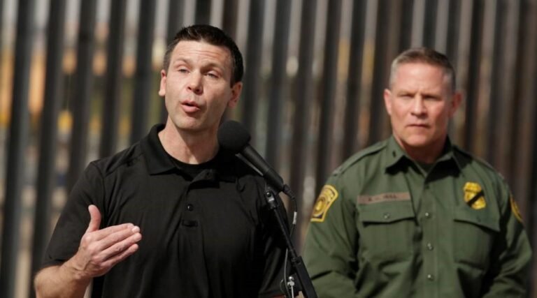Jefe de la policía fronteriza de EEUU asegura que el sistema ha colapsado por la ola migratoria