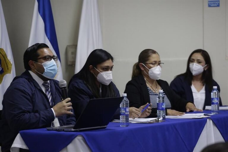 Investigan en El Salvador 17 casos de supuestas compras irregulares por COVID-19