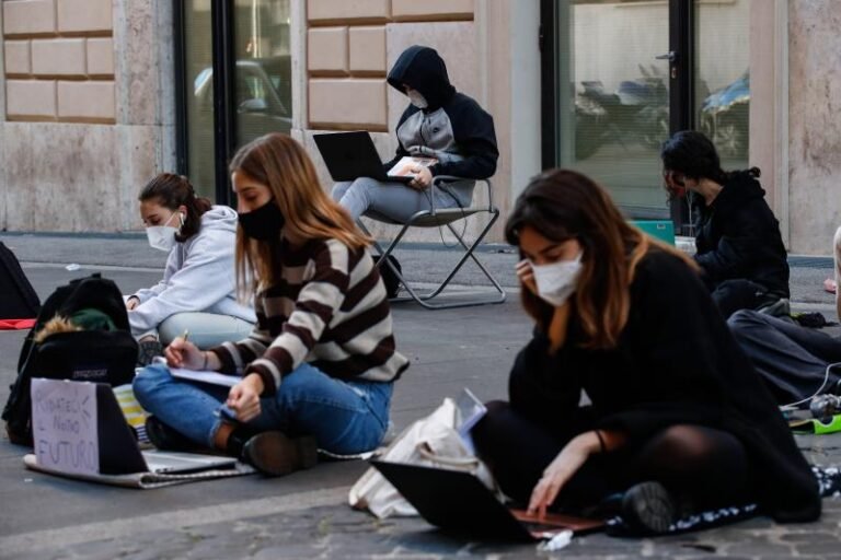 La OMS defiende mantener abiertas las escuelas y cree evitables los confinamientos