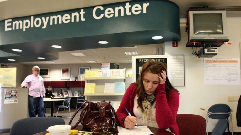 El desempleo en latinos e inmigrantes es peor de lo que se creía…y el golpe más duro llegará en unas semanas