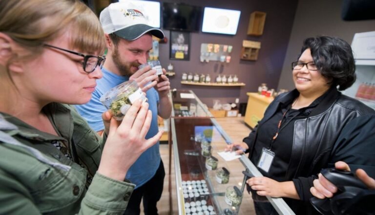 Abren primeras tiendas de marihuana en la costa este de EEUU y alcalde compra