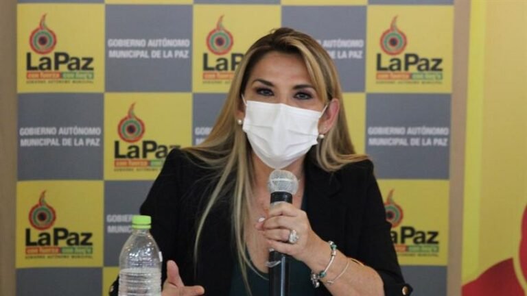 La presidenta interina de Bolivia padece COVID-19 y guardará cuarentena