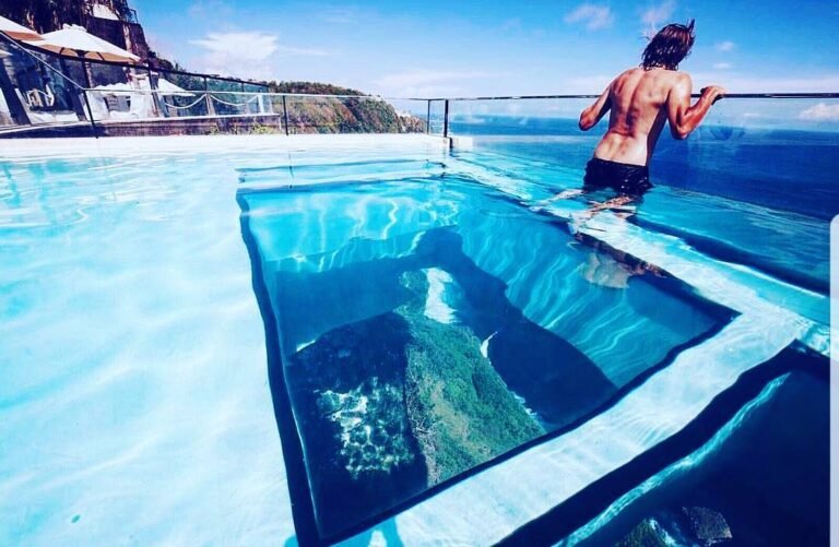 Increíble piscina que cuelga de un acantilado y la única con fondo de vidrio en Bali ¿Nadarías en ella?