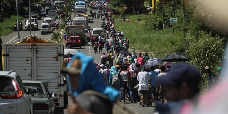 Muere joven hondureño al caer de auto de la Caravana Migrante en Chiapas