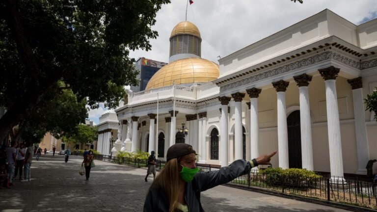 Venezuela mantiene la fecha de los comicios y rechaza la petición de la UE de postergarla