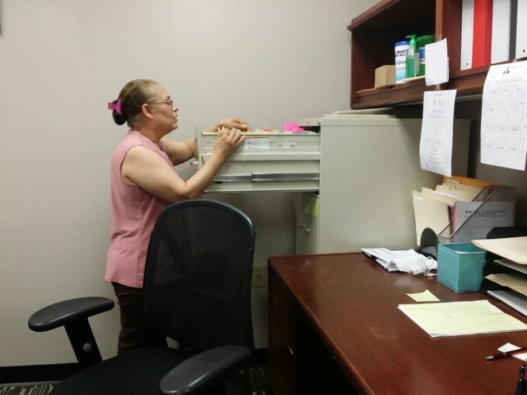 Hispana dona su tiempo para brindar servicio comunitario a necesitados