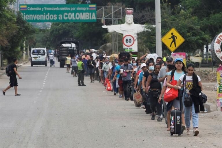 Colombia dice que Venezuela restringirá paso de retornados por la frontera