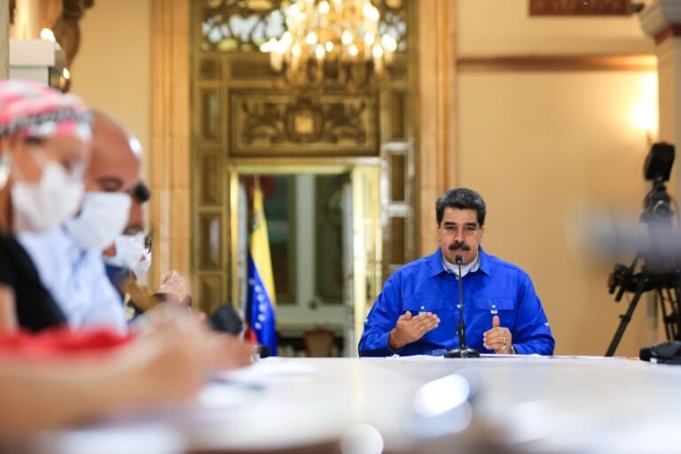 Maduro insinúa que Guaidó está oculto en una embajada y el opositor lo niega