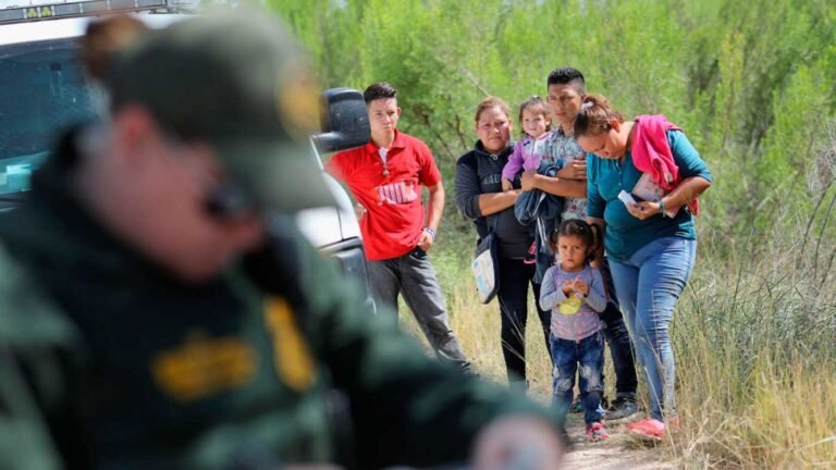 Juez ordena detener expulsión de niños que cruzan frontera