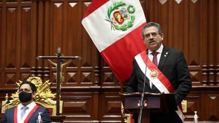 Renuncia Manuel Merino, presidente interino de Perú, tras menos de una semana en el poder