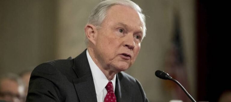 Sessions se escuda en la Biblia para defender separación familiar