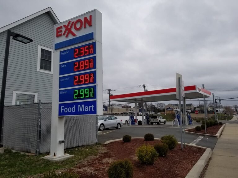 Baja precio de gasolina debido a que conductores se están quedando en casa