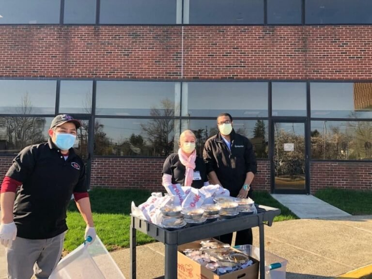 Reparten desayuno para personal médico de Hospital de Stamford