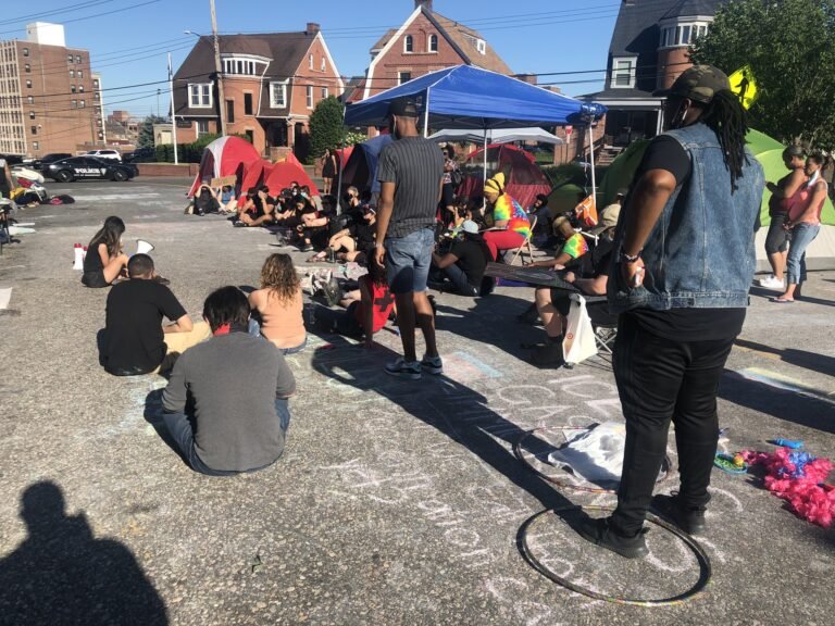 Activistas acampan afuera de Departamento de Policía para exigir cambios en presupuesto