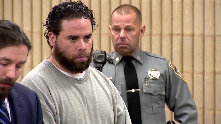 Acusado de asesinato de madre se declara inocente