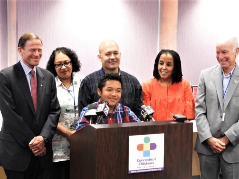 Adolescente hispano con rara enfermedad lucha contra la deportación de su padre