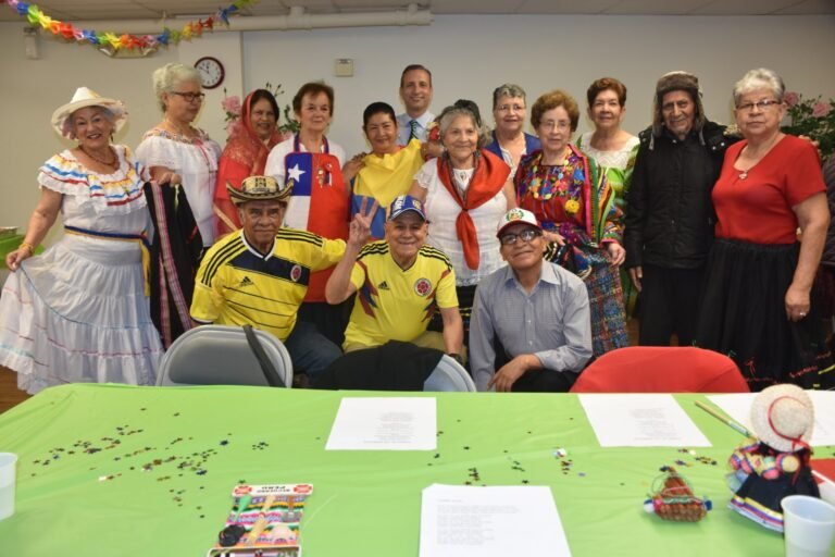 Adultos mayores celebran Mes de la Herencia Hispana