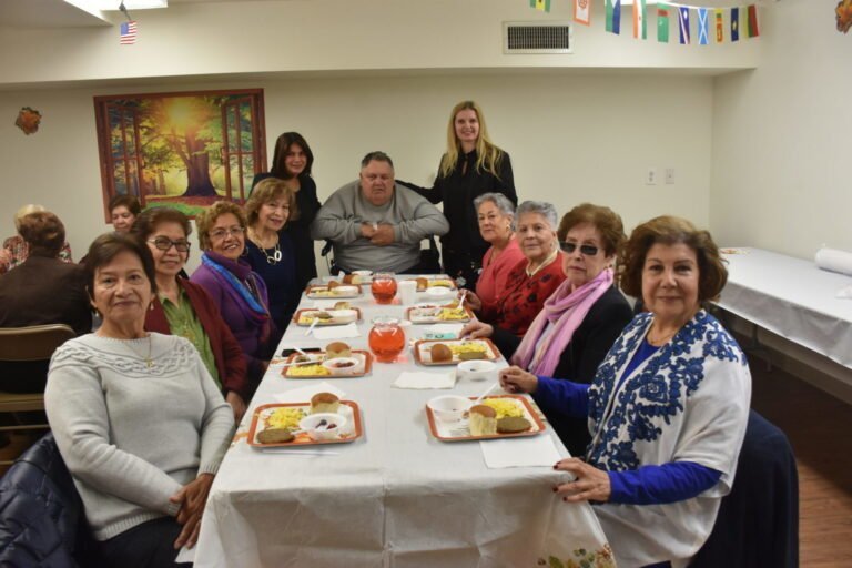 Adultos mayores celebran desayuno de Thanksgiving