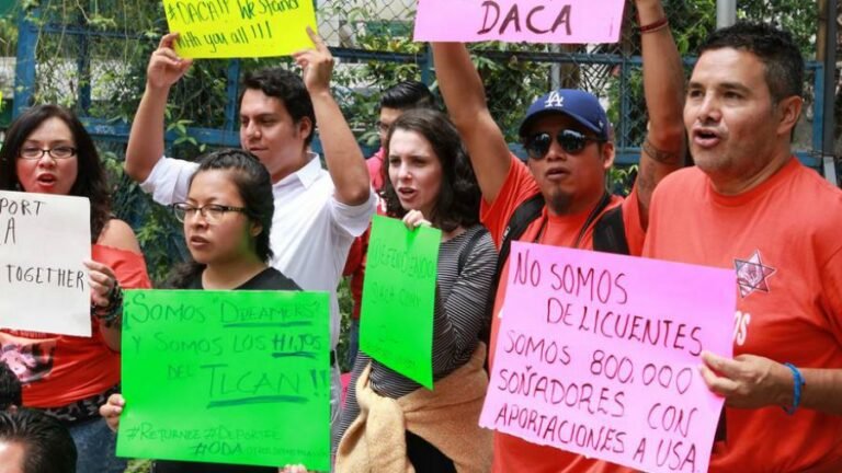 Después de orden de juez, agencia federal reanuda aceptación de solicitudes de DACA