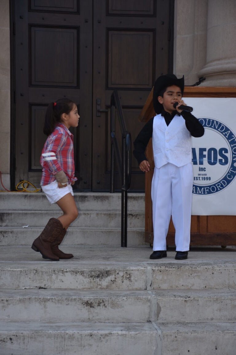 Al son del mariachi izan bandera mexicana