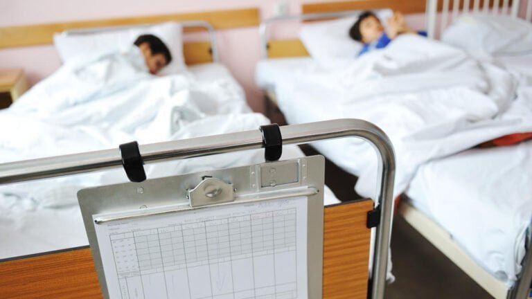 Alarma por aumento de casos de enfermedad que paraliza a los niños