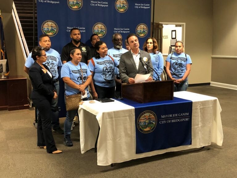 Alcalde firma orden ejecutiva en apoyo a ley que prohíbe a policía cooperar con el ICE