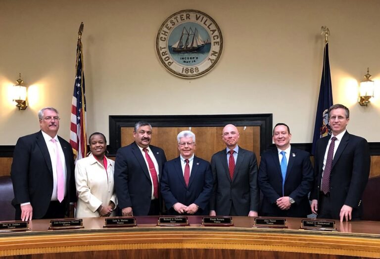 Alcalde juramenta a nuevos concejales