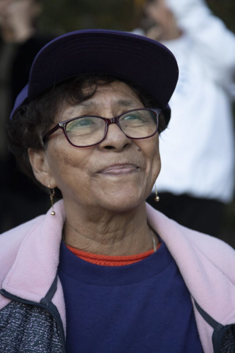 Alcalde se une para apoyar a cinco limpiadores de oficinas despedidos