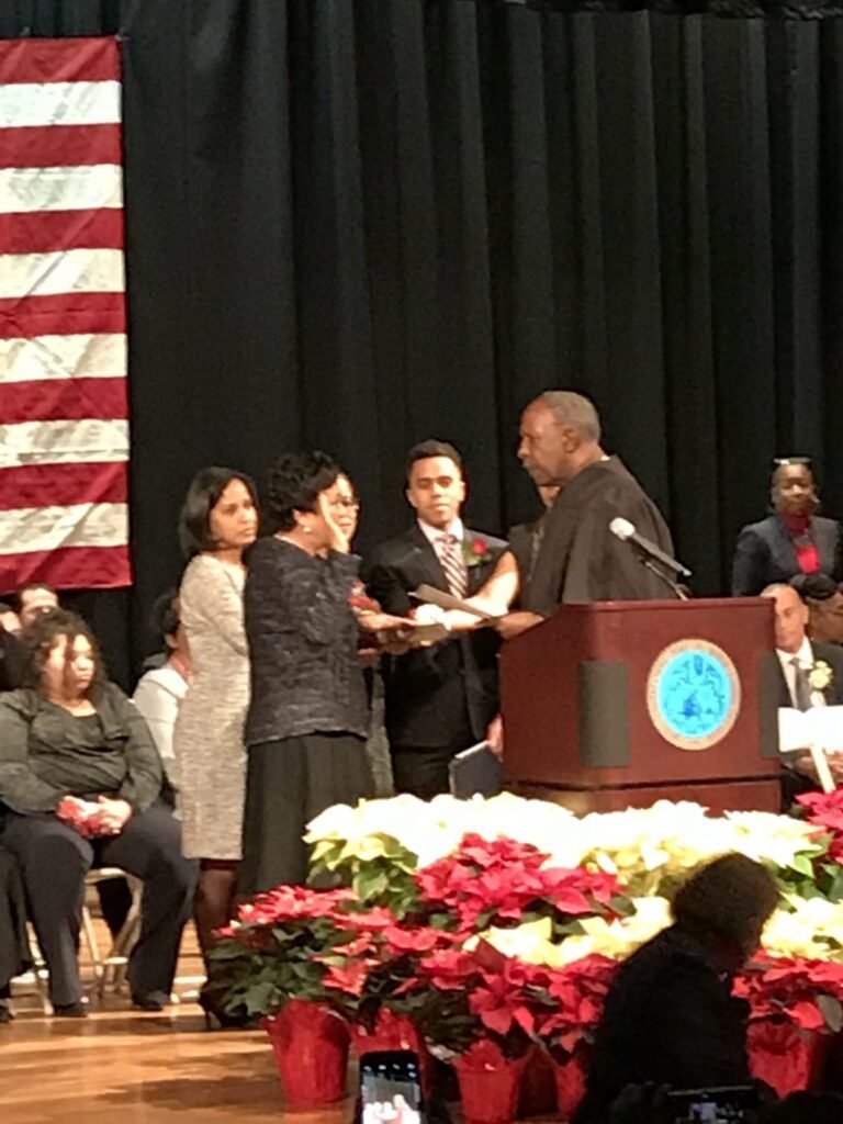 Alcaldesa comienza tercer término  con llamado de servicio