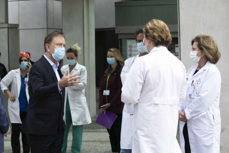 Alerta por brote de coronavirus entre adolescentes y jóvenes adultos