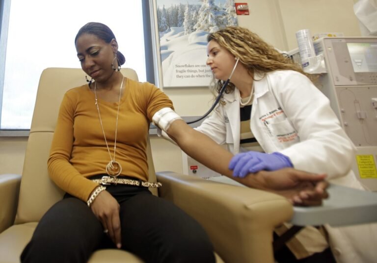 Según estudio: Alto costo y acceso siguen siendo barreras para la atención médica de las minorías