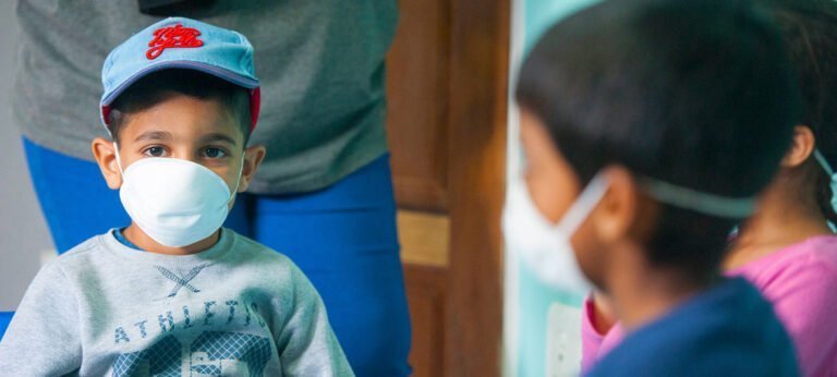 Amplio estudio sobre niños ingresados con COVID-19 revela señales que advierten de formas graves de la enfermedad 