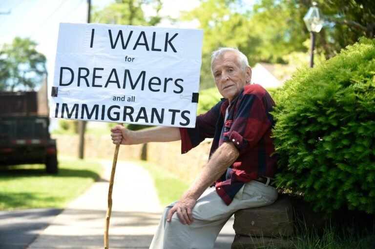 Anciano que camina en apoyo a los soñadores planea evento más grande