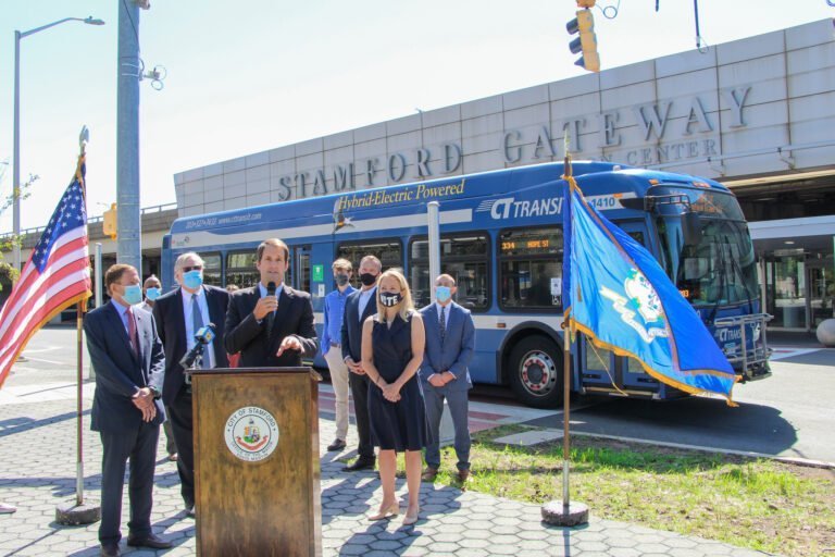Anuncian $6.7 millones para mejoras en instalaciones de autobuses eléctricos