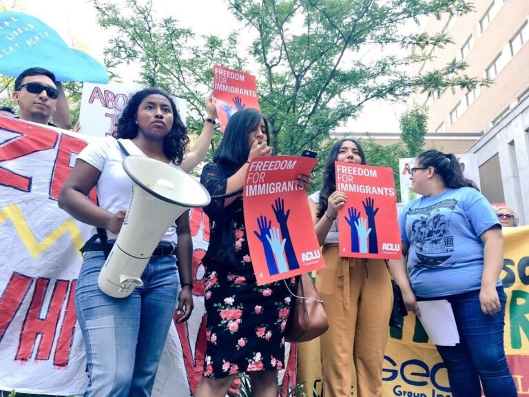 Arrestan a 30 defensores de los inmigrantes en plena protesta