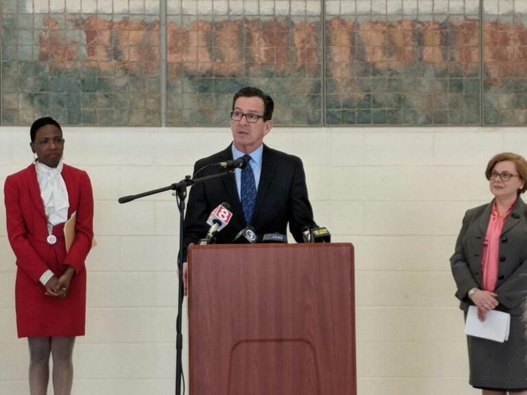 Aumentan tasa de graduaciones de la escuela secundaria en Connecticut