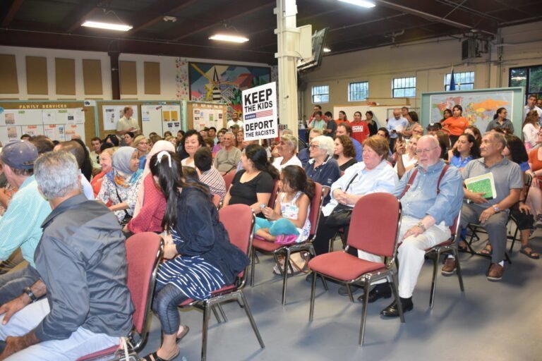 Autoridades prometen apoyo y seguridad a la comunidad inmigrante