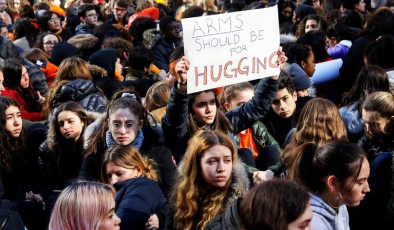 Autoridades rechazan financiamiento federal para comprar armas de fuego en distritos escolares