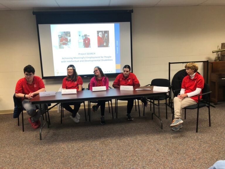 Ayudan a jóvenes con discapacidades con programa de capacitación laboral