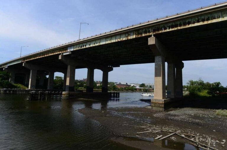 Buscan evitar que contaminantes de puente de I-95 lleguen hasta río