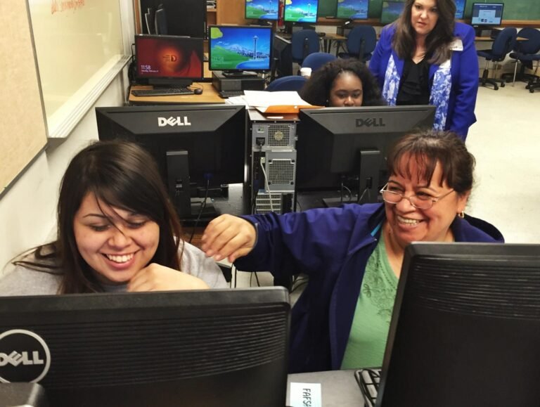 Buscan voluntarios para ayudar a estudiantes con solicitudes de préstamos