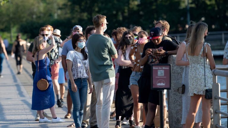 El coronavirus se sigue propagando sin control en Estados Unidos; es hora de tomar medidas más estrictas, advierte médico