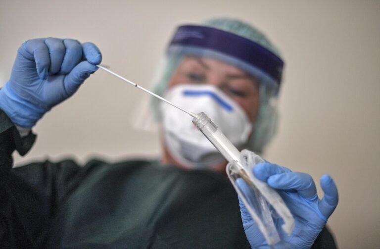 CT alcanza récord de pruebas de COVID-19 y siguen bajando hospitalizaciones