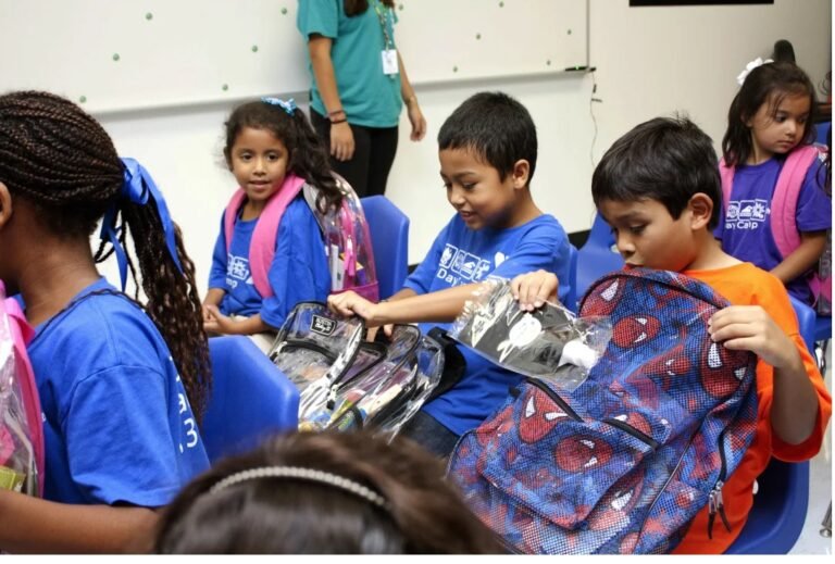 Campaña de recolección de mochilas para donarlas a niños necesitados