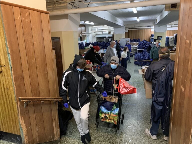 Caridades Católicas ofrecen comidas y recursos a afectados por la pandemia de COVID-19