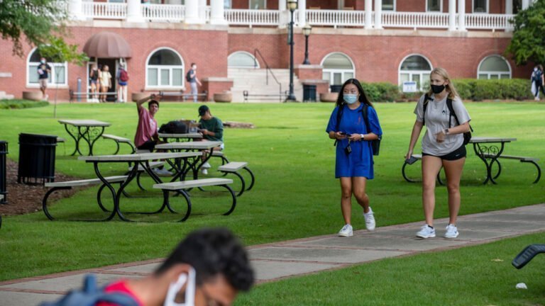 Casos de COVID-19 aumentan en universidades a medida que comienzan las clases