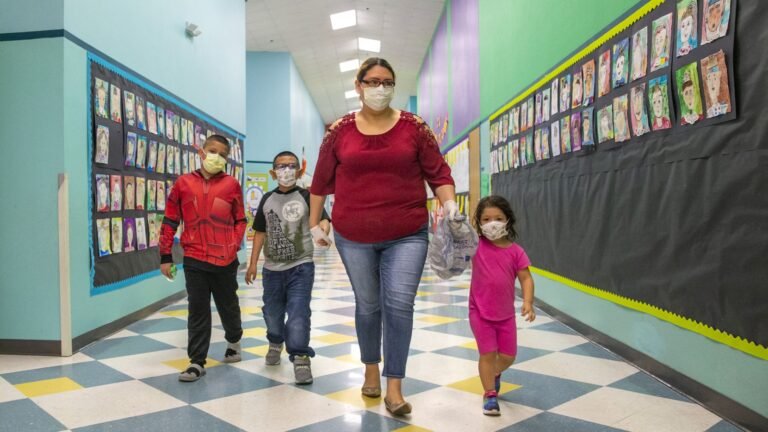 Casos de COVID-19 siguen afectando a varias escuelas
